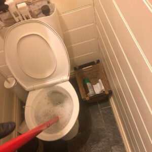 Shkaku më i zakonshëm është bllokimi i pjesshëm, që lejon kalimin e pak ujit, por jo sa duhet për një zbrazje normale. Uji lëviz ngadalë dhe shpesh krijon gurgullima.