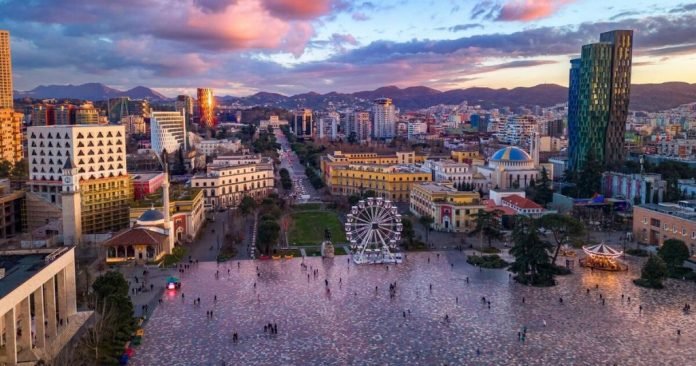 Sa kushton zhbllokimi i një banjoje në Tiranë? Zbuloni çmimet 2025 dhe ndryshimet mes sondës elektrike dhe makinës me presion. Udhëzues profesional për çdo rast.