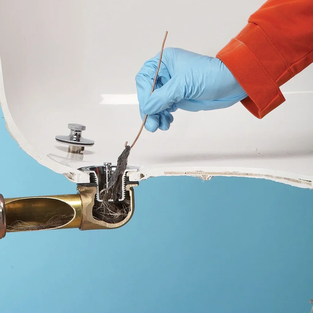 Uji në dush nuk ikën? Mësoni si të pastroni piletën e bllokuar nga flokët me metoda të thjeshta, efektive dhe të sigurta. Zgjidhje profesionale për çdo bllokim.