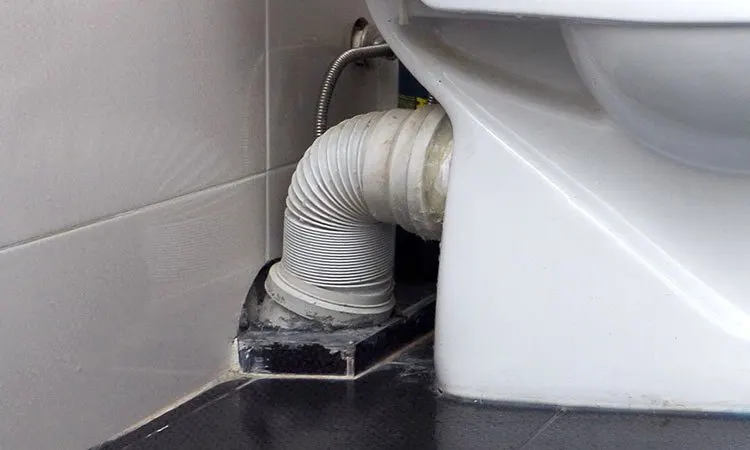 Sistemi i kanalizimit ka nevojë për ajrosje vertikale. Tubat e ventilimit lëshojnë presionin e tepërt dhe lejojnë qarkullimin normal të ujit.