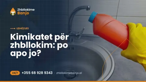 Pompë gome dhe shishe me kimikat zhbllokimi pranë një lavamani inoks