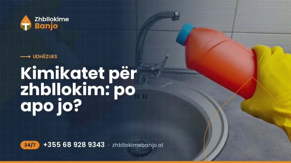 Pompë gome dhe shishe me kimikat zhbllokimi pranë një lavamani inoks