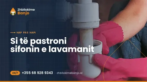 Duar me doreza gome duke çmontuar sifonin e bardhë poshtë lavamanit