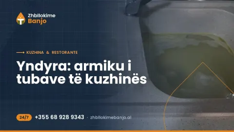 Lavapjatë kuzhine e bllokuar me ujë të ndotur nga yndyra dhe mbetjet e ushqimit
