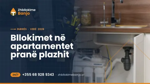 Hidraulik me çantë veglash gati për zhbllokim në një apartament pranë plazhit në Durrës