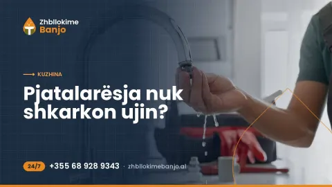 Hidraulik duke kontrolluar rubinetin dhe shkarkimin e lavapjatës në kuzhinë